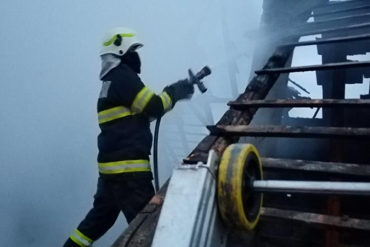 Incendiu la o casă din Răscruci! Flăcările au cuprins în totalitate un garaj 