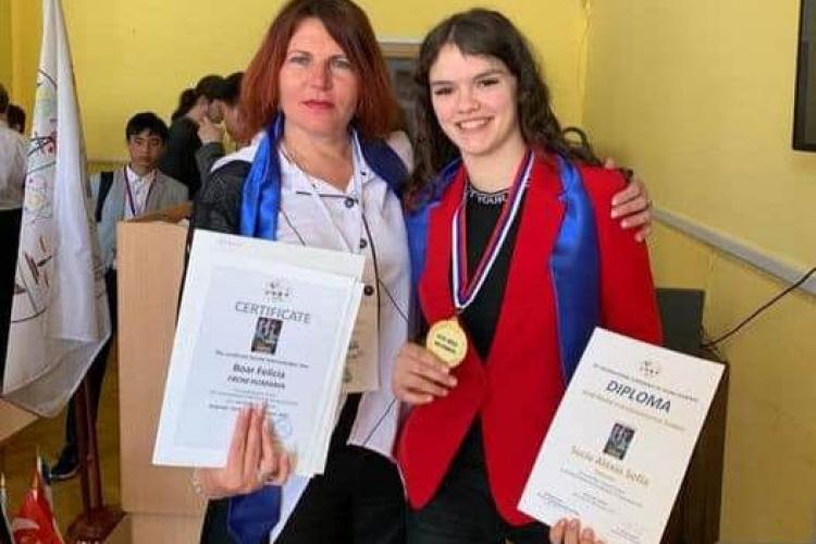 Rețeta succesului la biologie. Cum a reușit Alexia, o elevă de la Liceul „Avram Iancu” din Cluj, să obțină medalia de aur la un concurs în Serbia