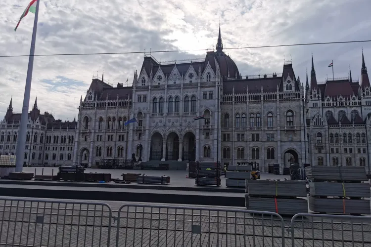 Fostul președinte al PSD Cluj: ”Steagul ”Ținutului Secuiesc” arborat la intrare în parlamentul maghiar. Cel al UE lipsește!”