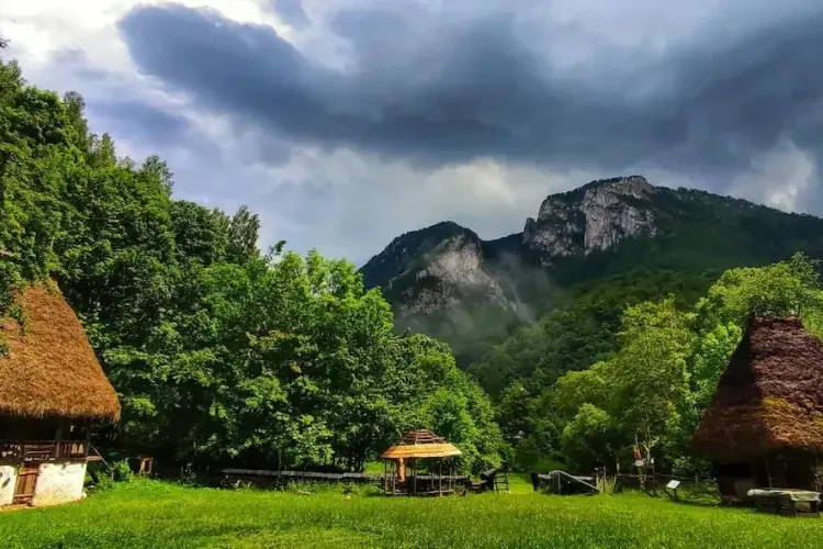 Cheia, cel mai idilic sat din Ardeal! Cât costă să te cazezi în Munții Apuseni, într-o veche casă de moți - Galerie FOTO