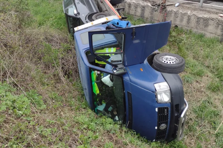 Pe drumul Oradea - Cluj, o autoplatformă s-a răsturnat cu tot cu autoturismul transportat - FOTO