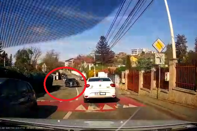 Șoferul care și-a lăsat copilul să conducă mașina de teren a fost amendat - VIDEO