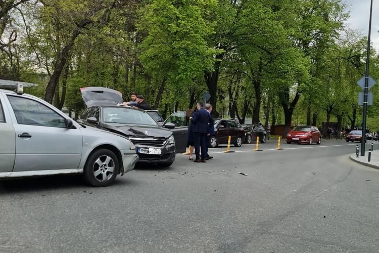 Accident rutier pe strada George Coșbuc. Neacordarea de prioritate e de vină - FOTO