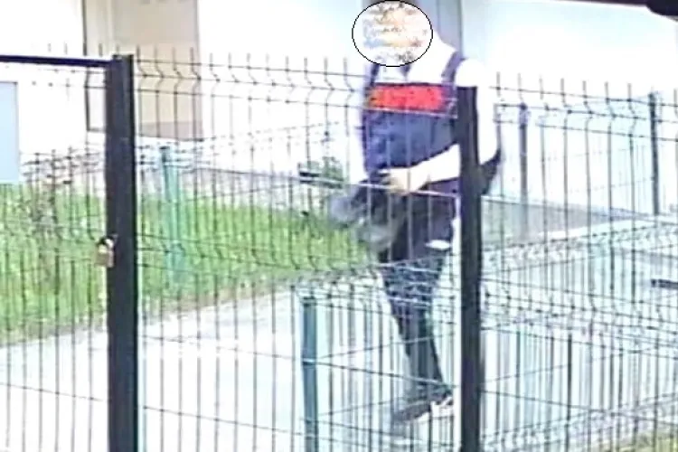 FOTO - Un hoț i-a furat unui clujean adidașii din holul apartamentului - Cine îl recunoaște, poate da o mână de ajutor 