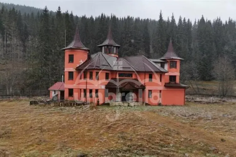 Cu cât se vinde ”fortăreața roșie” situată în inima Apusenilor, în Poiana Horea. E păcat să ajungă demolată - FOTO