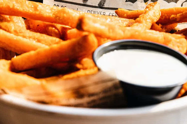 Cât costă faimoșii cartofi prăjiți de la cel mai cunoscut club de fițe de pe litoral: Vând tone!