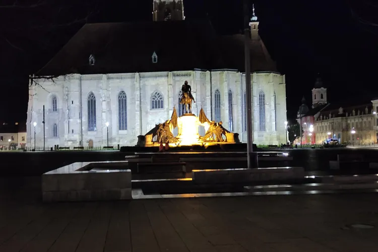 Iluminatul de pe statuia lui Matei Corvin, subiect de controversă pentru clujeni: „LED-urile de la Oser pe care le-a pus Boc arată ca un cabinet veterinar”