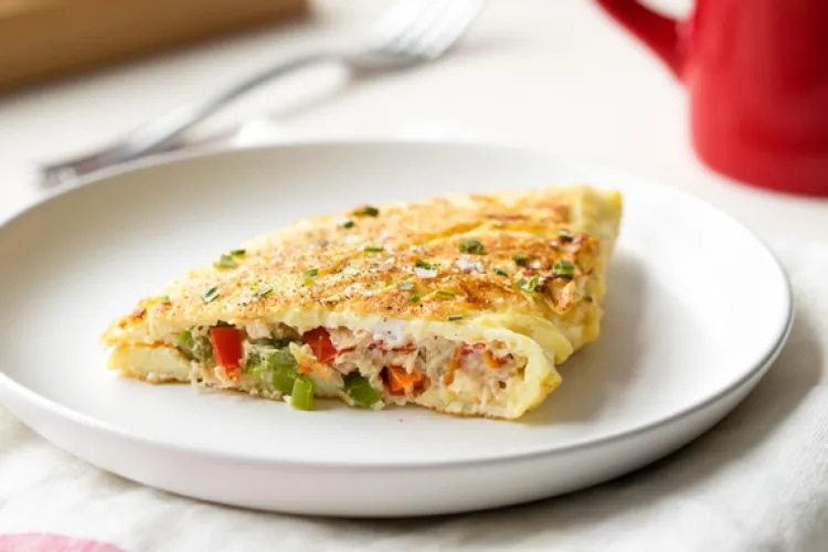 Rețetă de omletă la tigaie cu ton și ardei, perfectă pentru un mic dejun gătit rapid și sănătos. Mâncarea poate fi gata în mai puțin de 5 minute