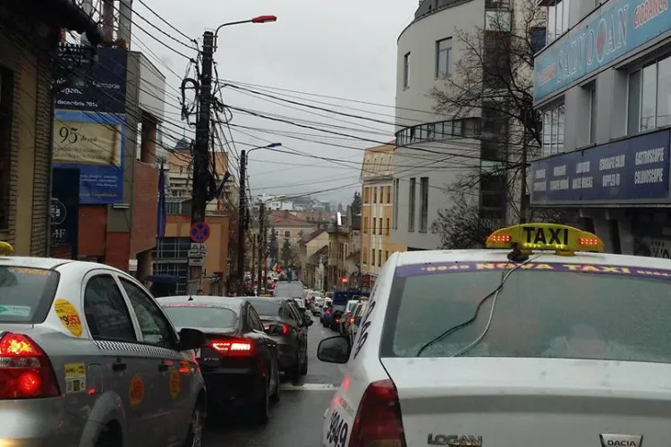 Clujean furios pe ”calitatea vieții” din oraș, în timp ce stă blocat în trafic! Mergeți la Viena, că și acolo șoferii sunt ”vânați” - VIDEO