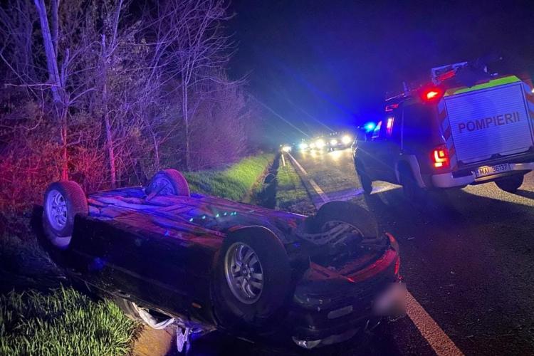Autoturism răsturnat la Jucu, după ce a încercat să evite impactul cu un șofer inconștient, care a fugit de la locul accidentului  - FOTO