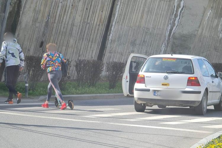 FOTO. Copil pe trotinetă, lovit de o mașină pe trecerea de pietoni, în Cluj-Napoca! Martor: „S-a ridicat și a plecat cu părinții”