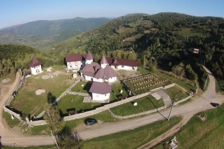 Trădat in dragoste! Starețul Mănăstirii Muntele Rece schimbat din funcție după o poveste de dragoste eșuată - EXCLUSIV