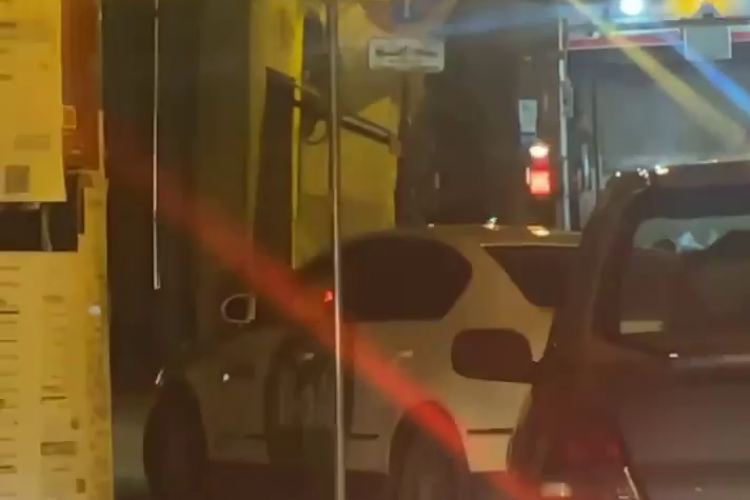 Șoferii clujeni și-au pierdut răbdarea pe strada Universității! Au început să circule pe trotuar - VIDEO