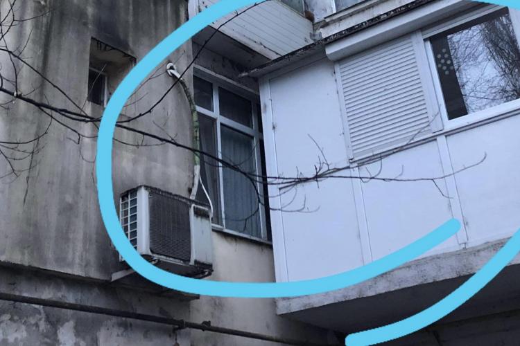 Familie de români, revoltată de „lipsa de obraz” a vecinului. „Dorelul” le-a acoperit balconul, cu un alt balcon, construit improvizat
