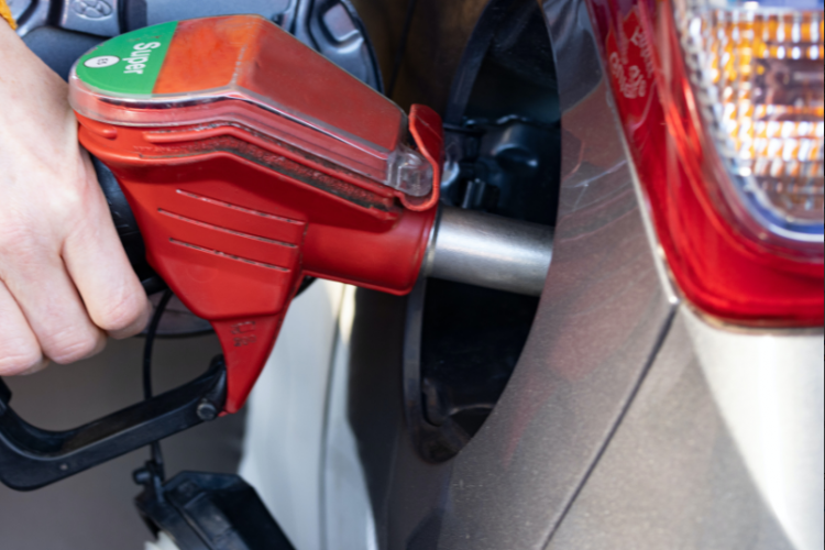 Ieftiniri consecutive la prețurile benzinei și motorinei pentru clujeni. Prețurile listate la pompele din Cluj-Napoca scad în continuare