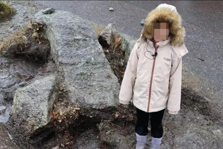 O fetiță de doar 8 ani a dat peste o comoară antică, chiar lângă școala sa. Obiectul ar avea o vechime de 3.700 de ani