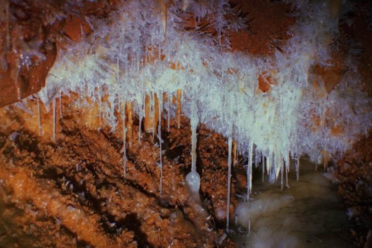 FOTO. Unica peșteră cu cristale din Europa, deschisă pentru vizitare, la doi pași de Ardeal! Locul e magic, are o vechime de peste 3 milioane de ani