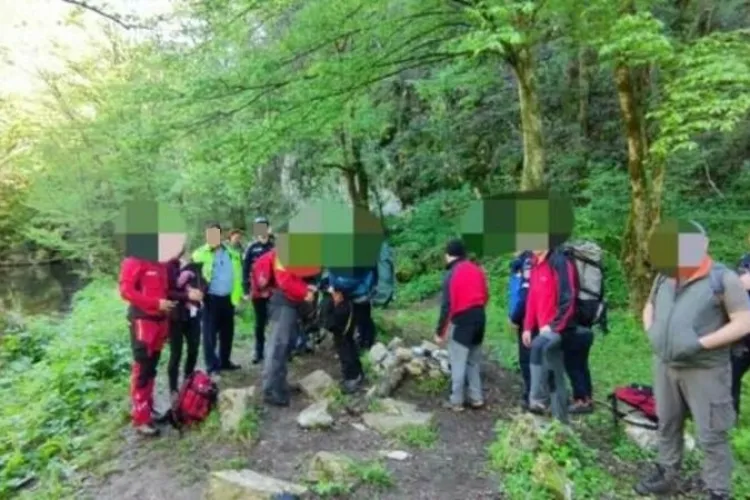 Zece turiști rătăciți pe munte, cu un bebeluș de 11 luni după ei, au fost nevoiți să petreacă o noapte pe un pod improvizat pe o stâncă