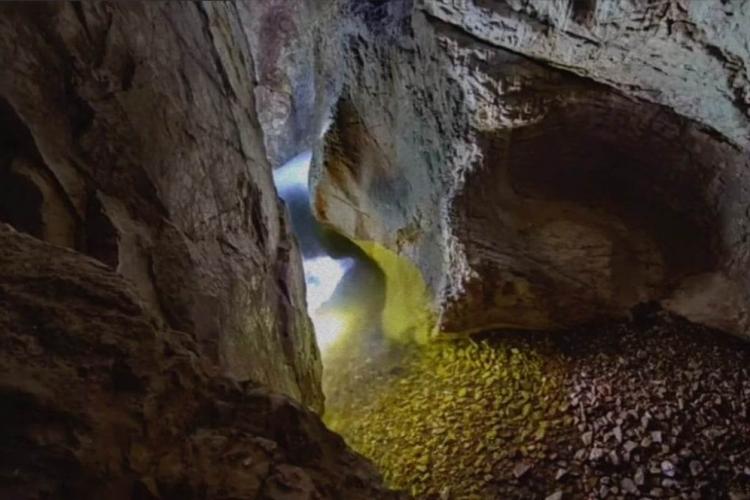 Misterele Apusenilor: Ce loc superb ascunde Pădurea Craiului. La doi pași de Ardeal, o cascadă spectaculoasă cade de la înălțime - FOTO