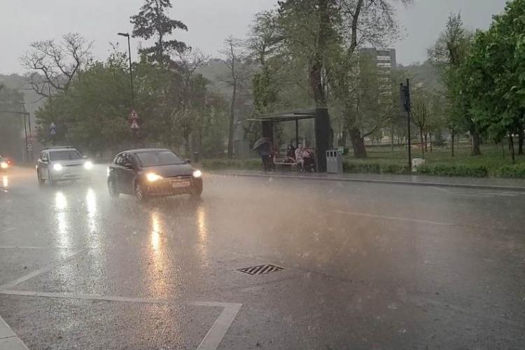 Codul portocaliu de ploi și vijelii a făcut ravagii în Cluj. Pompierii intervin pe o stradă din Cluj-Napoca unde un garaj a fost inundat