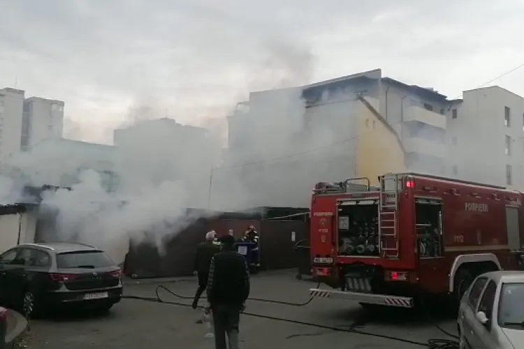 Au luat foc gunoaiele din Mărăști,de pe strada Dâmboviței - VIDEO 
