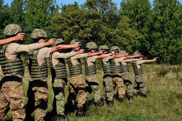 Se recrutează soldați profesioniști la Cluj, ”băieți și fete”. Ce salarii se oferă soldaților profesioniști