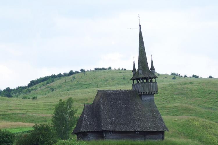 Se restaurează o biserică minunată a Clujului rural! E o capodoperă a măiestriei meșterilor lemnari ardeleni - FOTO