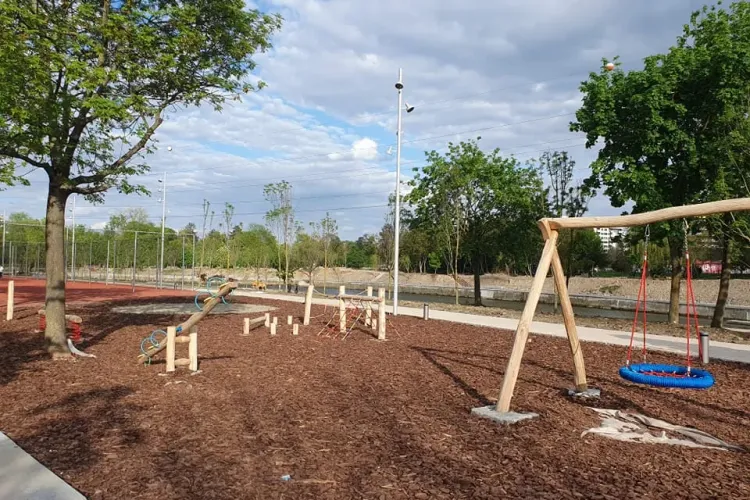 „Deschidem o listă de programări pentru câte o tură pe hintă?” - Clujenii din Grigorescu, revoltați de cum arată parcul de copii reamenajat