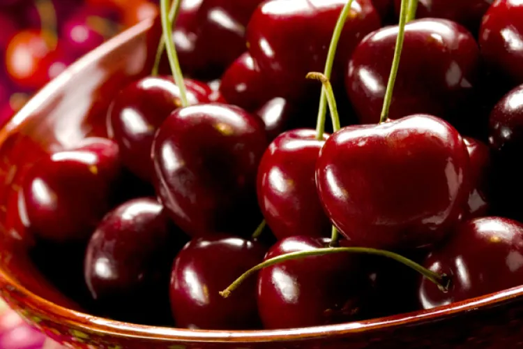 Cireșe la 100 de lei kilogramul într-o piață din Ardeal. Credeți că le cumpără cineva?