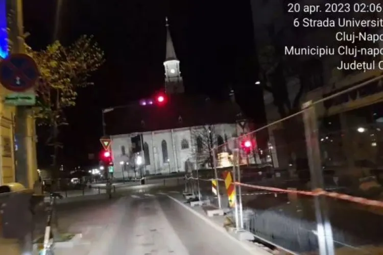 Un clujean a tras poliția de urechi pentru că lipsesc indicatoarele rutiere de la intersecția Universității cu Piața Unirii - FOTO