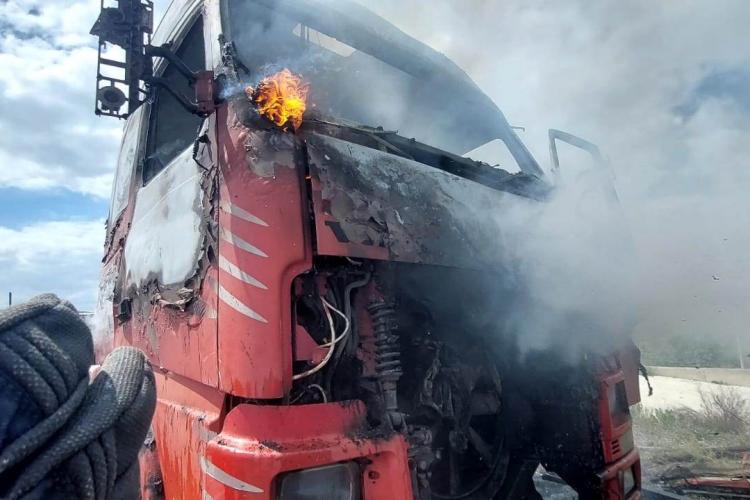 FOTO. Un camion a luat foc între Florești și Gilău! De la ce a pornit incendiul violent