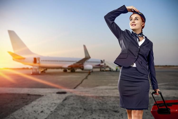 Care este salariul unei stewardese? Veniturile acestora pot ajunge la câteva mii de euro pe lună, iar la acestea se adaugă și bonusuri
