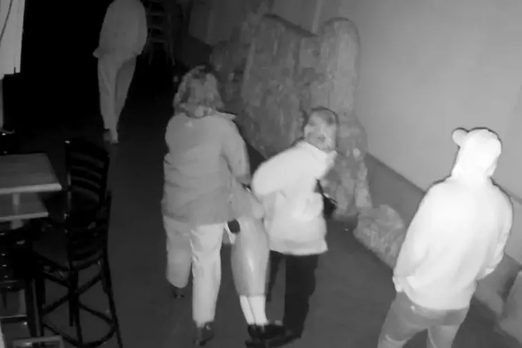 Cluj - Un grup de turiști a furat o statuie controversată de pe o terasă din Cluj-Napoca - FOTO