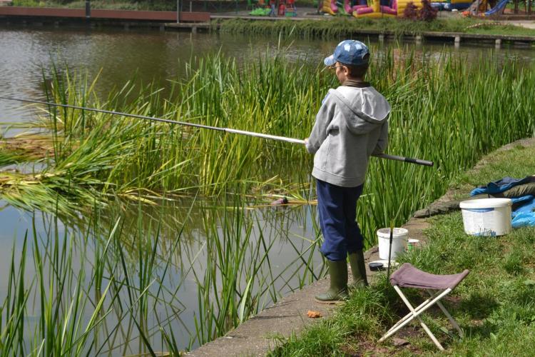Concurs gratuit de pescuit pentru copii! De ziua lor, copiii se vor putea întrece în cadrul unei competiții pescărești pe lacul I Gheorgheni