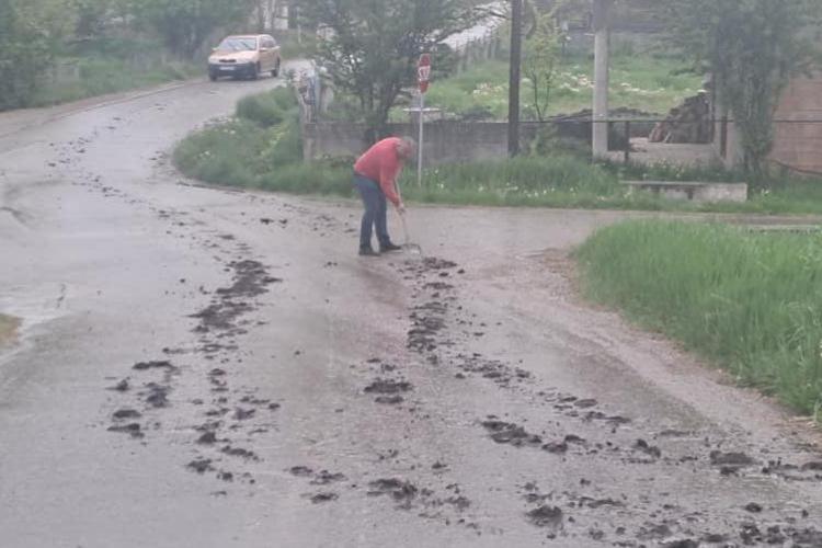 Un primar din Cluj, ardelean adevărat, a pus mâna pe lopată și a curățat drumul comunal - FOTO