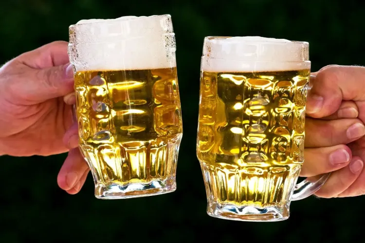 Vești proaste pentru consumatorii de alcool și cei care fumează. O nouă lege le va putea impune condiții severe românilor