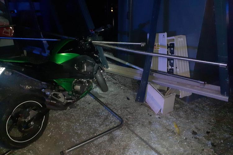 FOTO. Un motociclist a fost rănit într-un accident rutier! Tânărul a fost proiectat în geamul unui supermarket din Turda