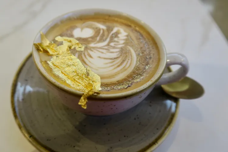 Mesaj pentru politicianul care vinde în Cluj cafea cu spumă de aur, mai scumpă ca în Dubai: ”Nu e ilegal să fii mârlan, dar nu e nici bine”