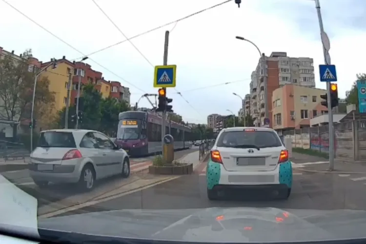 „Care semafor? Care refugiu?” - Șofer clujean „bombardier”, surprins gonind direct prin stația de tramvai de pe strada Plopilor  