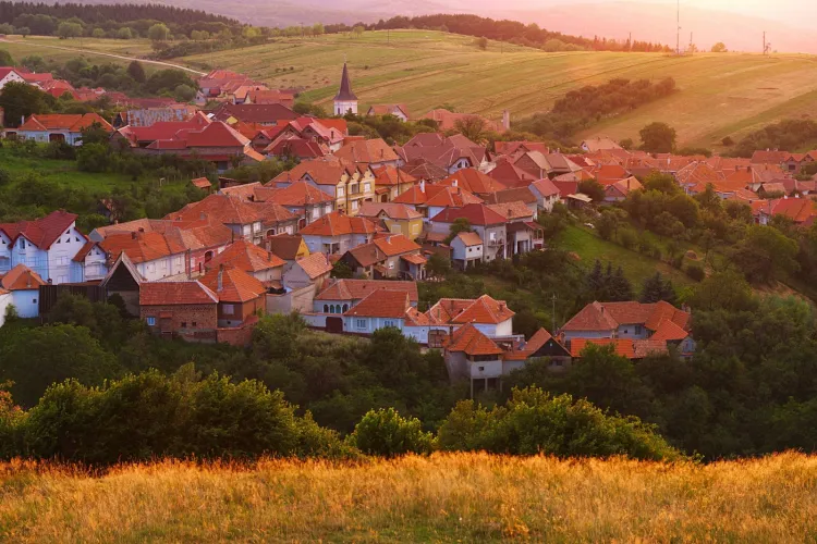 „Nestemata Ardealului” - Comuna care face cinste patrimoniului cultural al țării. Este celebră pentru păstorit, ospitalitate și tradiții păstrate de secole