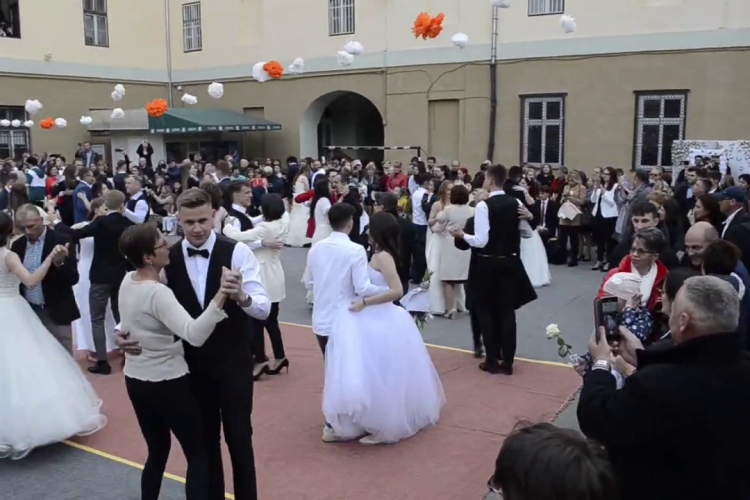 Balul absolvirii, la Liceul Bathory Istvan din Cluj. Tradiție maghiară păstrată cu sfințenie în Ardeal - VIDEO