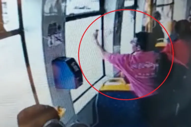 VIDEO. Un ardelean a spart geamul unui tramvai cu un ciocan de siguranță, pentru că îi era cald. A spus că își face singur aer condiționat