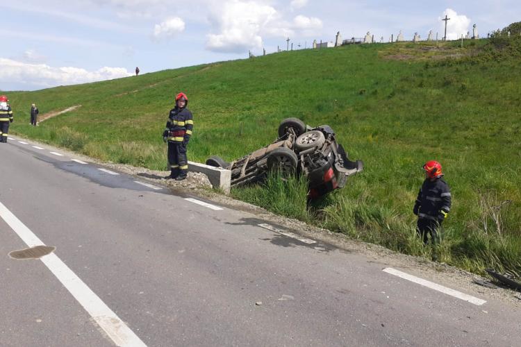 Accident în Dâmbu Mare, o mașină s-a răsturnat! Patru adulți și doi minori sunt evaluați de echipajele medicale - FOTO