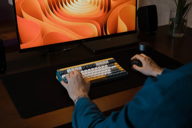 Peste 400.000 de persoane lucrează în industria videochatului, în România. Șeful ANAF: „Acești bani intră prin bancă, îi putem urmări”