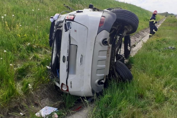 Un șofer a ”aterizat” cu mașina pe o parte, pe Autostrada Transilvania. Viteza face victime - FOTO