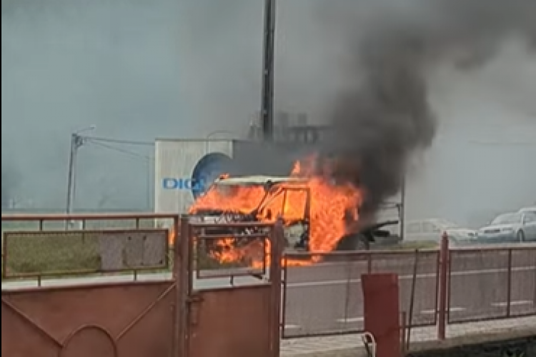 VIDEO. O camionetă a fost cuprinsă de flăcări la Negreni. Traficul este restricționat pe o porțiune a drumului dintre Cluj și Oradea