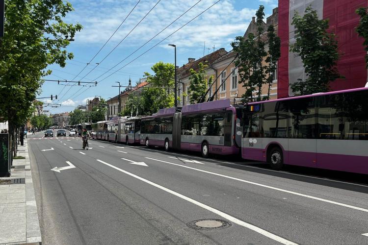 VIDEO. Traficul clujean, BLOCAT de protestul sindicaliștilor din Educație! Troleibuzele stau în coloană până pe Calea Moților