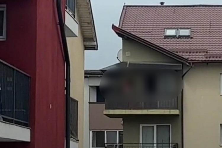 Nepăsare şi inconştienţă maximă! Un copil a fost surprins în timp ce se dă într-un leagăn improvizat pe balconul unui apartament din Cluj