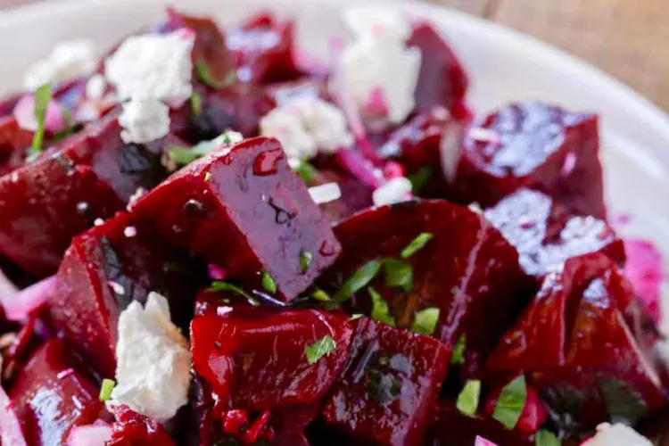 Salată grecească cu sfeclă - Rețeta perfectă pentru zilele calde, care îi va da pe spate pe cei apropiați 