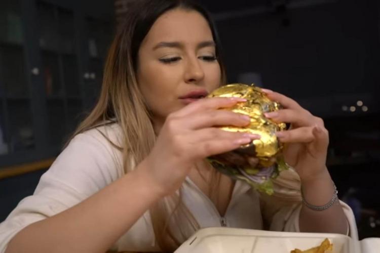 O influenceriță din Cluj convinge „săracii” să ia burger cu foiță de aur de la restaurantul de fițe: „de ziua ta ăsta-i și tort și felul 1 și felul 2”